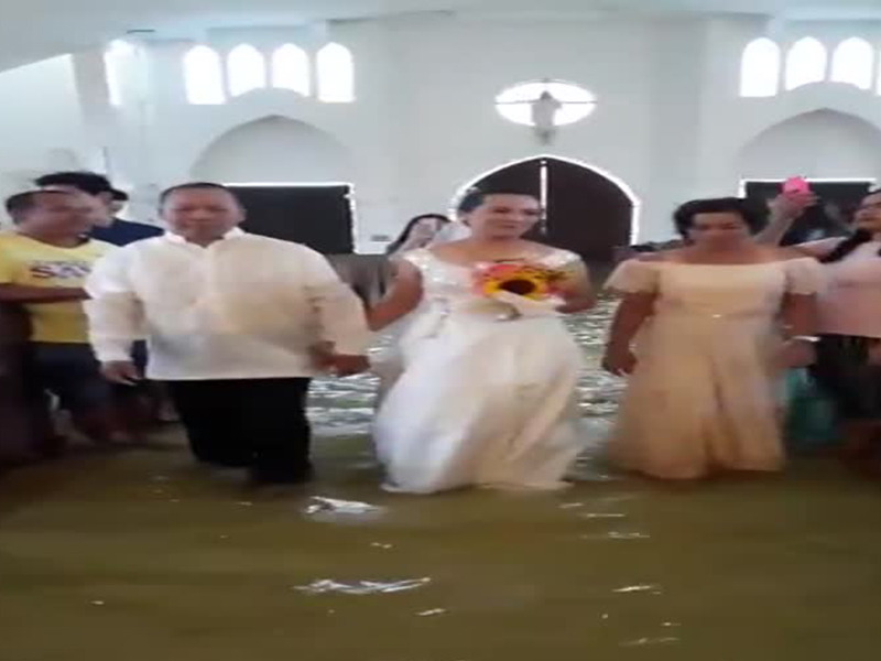 عروس تصر على إتمام الزواج رغم غرق المبنى